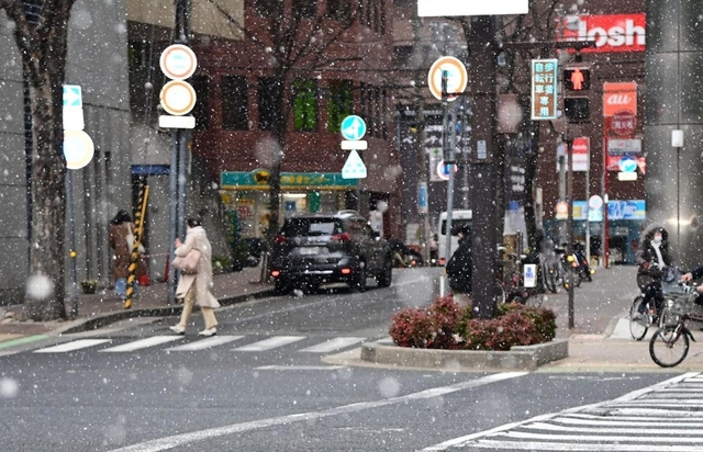 雪が降り始めた神戸・三宮の市街地＝８日午後、神戸市中央区（撮影・秋山亮太）