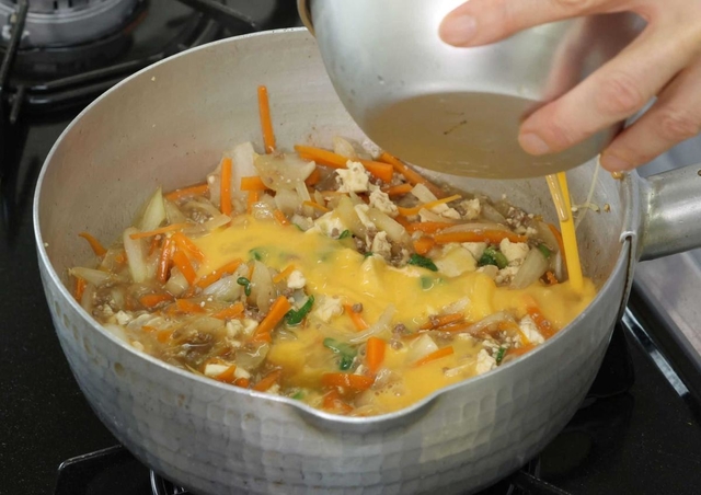残り物で簡単調理　ひき肉や豆腐など冷蔵庫の残り物を生かして簡単につくることができる。