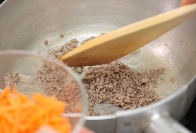肉のうま味でだしいらず　ひき肉のうま味が出るので、和風だしを取る手間が省ける。豆腐の水切りも不要。