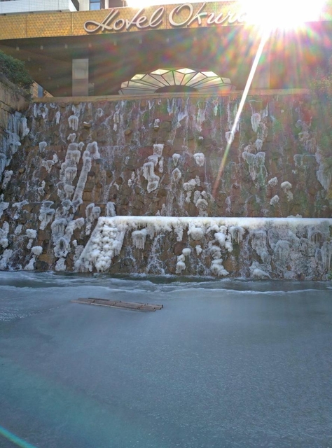 寒波の影響で凍ったホテルオークラ神戸の滝＝９日午後、神戸市中央区波止場町