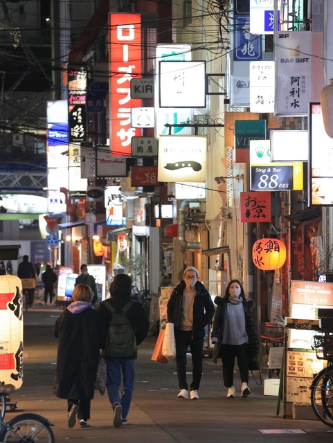 神戸・三宮の繁華街。土曜の夜としては人通りがまばらだった＝９日午後、神戸市中央区中山手通１（撮影・吉田敦史）