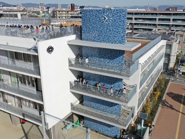 迅速に屋上まで避難できるように造られた外階段＝西宮市南甲子園３（小型無人機で撮影）