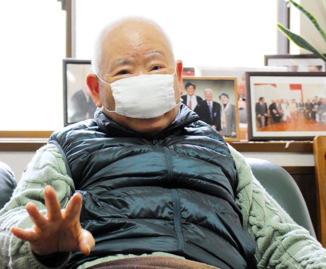 拉致問題の解決を求める有本明弘さん＝神戸市長田区