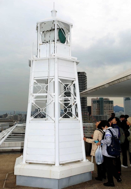 公開が中止された神戸メリケンパークオリエンタルホテルの灯台。全壊した旧ホテルにあった震災遺構だ＝２０２０年１月１７日、神戸市中央区波止場町