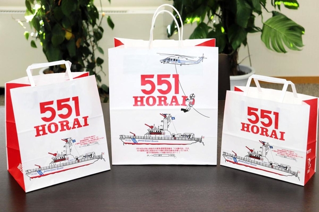 蓬莱が手がけた手提げ袋。巡視艇をデザインし、海の緊急通報「１１８番」を紹介する文も記される。（５管本部提供）