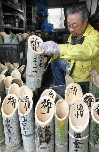 活動は東日本大震災の被災地にも広がった。東北に運ぶ竹灯籠の準備にも励んだ山川泰宏さん＝２０１３年２月、神戸市灘区
