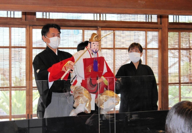 松廼家の２階で開かれた淡路人形浄瑠璃公演＝神戸市中央区北野町４
