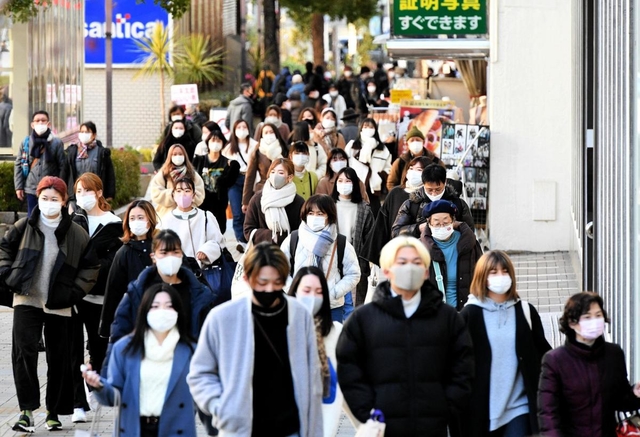 緊急事態宣言の再発令後も人出が増えている三宮の繁華街＝１８日午後、神戸市中央区三宮町１（撮影・後藤亮平）