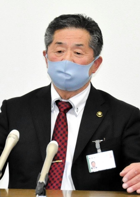 議案が否決された後、記者会見する林時彦市長＝丹波市役所