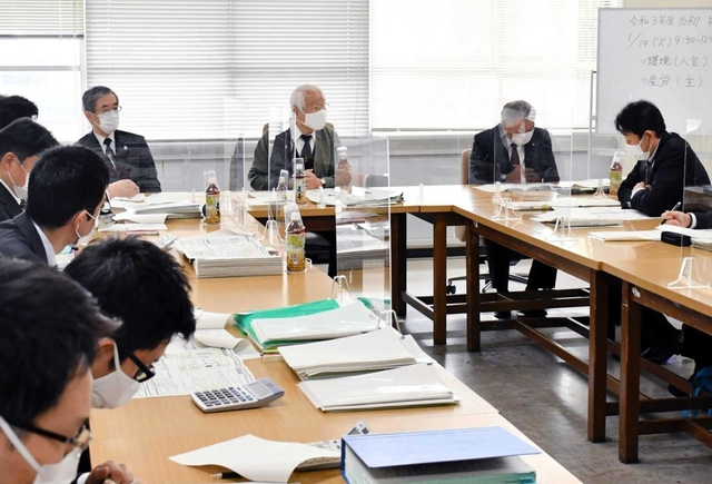 ２０２１年度当初予算案の編成に向け査定する井戸敏三知事（中央）＝兵庫県庁