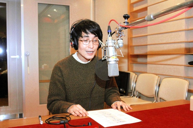 優しい口調で声を吹き込む矢部太郎さん＝東京都中央区、音響ハウス