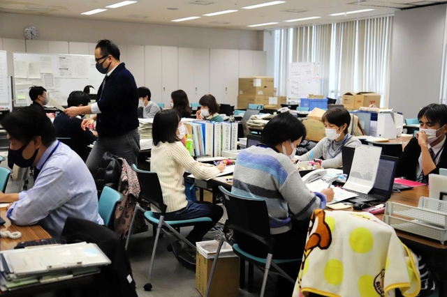 入院調整などの業務量が増えている兵庫県新型コロナウイルス感染症対策本部＝１８日、兵庫県庁