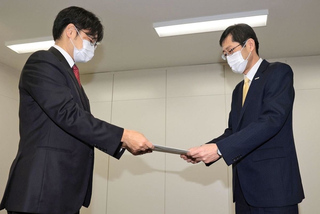 「教員間ハラスメント事案に係る再発防止検討委員会」の川上泰彦委員長（左）から報告書を受け取る長田淳神戸市教育長＝２７日午前、神戸市中央区東川崎町１、神戸市教委（撮影・斎藤雅志）