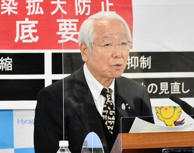 会見で感染状況などについて話す井戸敏三知事＝２７日午後、兵庫県庁