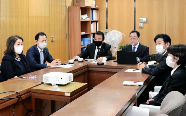 兵庫県知事選の候補者擁立などについて話し合う日本維新の会県組織の役員ら＝２８日、兵庫県庁