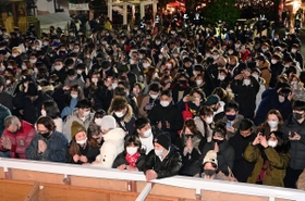 新たな年を迎え、一年の平穏を祈る参拝客ら＝１日午前０時、神戸市中央区多聞通３、湊川神社