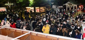 新たな年を迎え、一年の平穏を祈る参拝客ら＝１日午前０時８分、神戸市中央区多聞通３、湊川神社