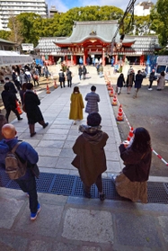 生田神社では分散参拝の呼び掛けなどで例年よりも初詣客の姿は少なかった＝１日午後、神戸市中央区下山手通１