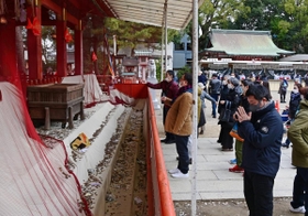 混雑もなく落ち着いた雰囲気の中で静かに手を合わせて祈る長田神社の参拝客＝１日午後、神戸市長田区（撮影・秋山亮太）