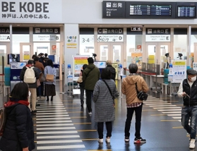 例年より利用客の姿が少ない出発ロビー＝３日午後、神戸市中央区神戸空港（撮影・斎藤雅志）