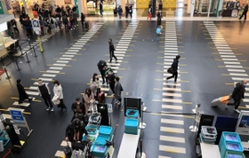 例年より利用客の姿が少ない出発ロビー＝３日午後、神戸市中央区神戸空港（撮影・斎藤雅志）