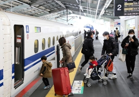 新神戸駅のホームで、東京行きの新幹線に乗り込むＵターン客ら＝３日午前１０時２２分、ＪＲ新神戸駅