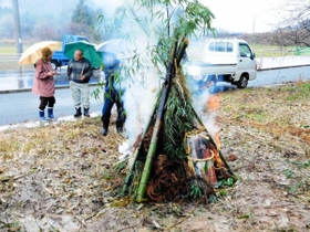 無病息災を祈る「どんど」＝２０１６年１月、豊岡市竹野町小丸（豊岡市提供）