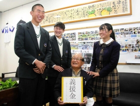 ボランティア活動の思い出を中川静也校長に語る生徒たち＝熊本県八代市興国町、秀岳館高校