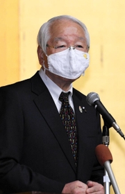 県幹部職員を前に年頭あいさつする井戸敏三知事＝４日午前、兵庫県庁（撮影・後藤亮平）