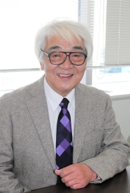 「人の絆が問われる今、親子で見てほしい作品」と話す西垣吉春監督＝神戸新聞社