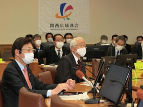 「第１３回関西広域連合新型コロナウイルス感染症対策本部会議」後の会見で発言する井戸敏三兵庫県知事（中央）。手前左は久元喜造神戸市長＝５日午後、神戸市中央区下山手通５、県災害対策センター（撮影・斎藤雅志）