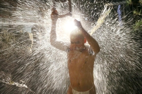 夜明け前、底冷えの中の水行。男性の体からは湯気が立ち上った＝５日朝、市川町沢、延寿寺