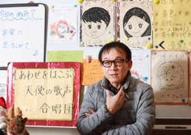「しあわせ運べるように」への思いを振り返る臼井真さん＝神戸市灘区高羽町３、高羽小学校（撮影・吉田敦史）