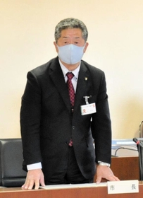 丹波市議会の議会運営委員会で、一般会計補正予算案の提出を報告した林時彦市長＝丹波市役所