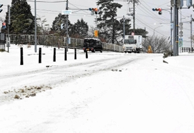 六甲山上では朝から断続的に雪が降り、辺り一面が雪化粧した＝７日午前、神戸市灘区六甲山町（撮影・中西幸大）