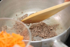 肉のうま味でだしいらず　ひき肉のうま味が出るので、和風だしを取る手間が省ける。豆腐の水切りも不要。