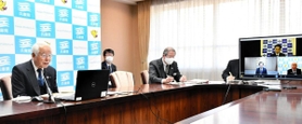 緊急事態宣言の再発令を政府に要請するよう決定した兵庫、大阪、京都３府県のオンライン知事会議＝９日午前、兵庫県庁