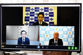 緊急事態宣言の再発令を政府に要請するよう決定した兵庫、大阪、京都３府県のオンライン知事会議＝９日午前、兵庫県庁