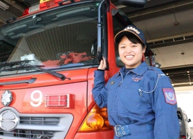 ポンプ車の前に立つ西脇生奈さん＝高砂市伊保４、同市消防本部