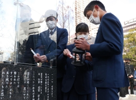 「１・１７希望の灯り」をろうそくにともす中学生ら＝９日午後、神戸市中央区加納町６（撮影・大森　武）