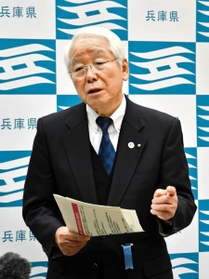 ３府県による緊急事態宣言再発令の要請後、取材に応じる井戸敏三知事＝９日午後、神戸市中央区、県災害対策センター（撮影・藤井伸哉）