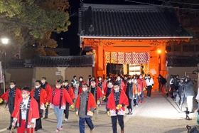 開門の後、本殿へと向かう講社の人たち＝１０日、午前６時、西宮市社家町、西宮神社（撮影・風斗雅博）