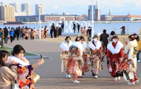 成人式は延期になったものの、振り袖姿で集まる新成人たち＝１１日午後、神戸市中央区波止場町、神戸メリケンパーク（撮影・鈴木雅之）