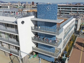 迅速に屋上まで避難できるように造られた外階段＝西宮市南甲子園３（小型無人機で撮影）