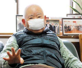 拉致問題の解決を求める有本明弘さん＝神戸市長田区