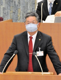 丹波市議会の本会議で公約修正について説明する林時彦市長＝丹波市役所