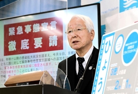 緊急事態宣言について会見で県民の協力を呼びかける井戸敏三・兵庫県知事＝１２日夜、兵庫県庁（撮影・中西幸大）