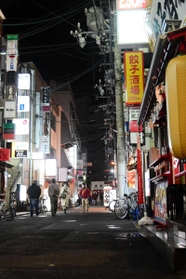 午後９時すぎ。次々と明かりが落とされる中、家路を急ぐ酔客＝１２日午後９時５分、神戸市中央区（撮影中西幸大）