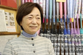 阪神・淡路大震災の発生当時を振り返る「小林書店」店主の小林由美子さん＝尼崎市立花町２