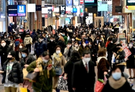 マスク姿で繁華街を歩く買い物客ら＝１３日午後、神戸市中央区、三宮センター街（撮影・秋山亮太）